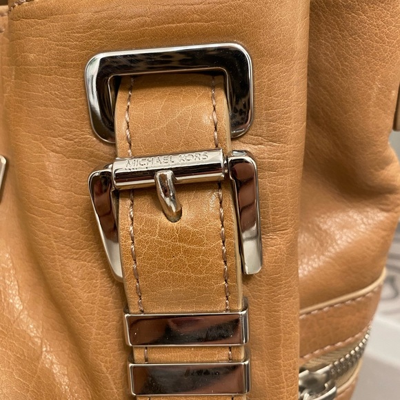 MICHAEL KORS MK LEATHER
SHOUDER BAG - Picture 4 of 13